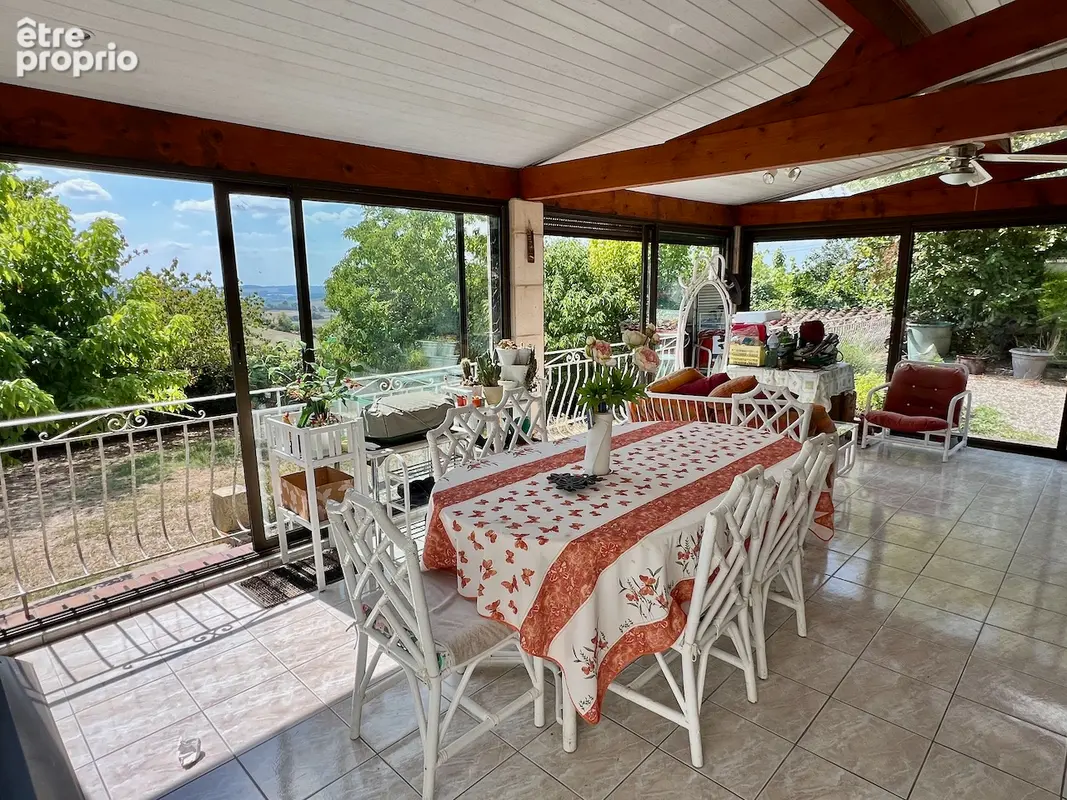 À Monclar, découvrez cette belle maison de maître en pierre de179 m²  datant des années 1820, sur un terrain d'environ 900 m², a - photo 3