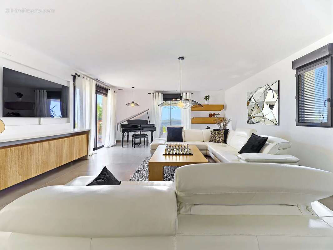 Maison à CHATEAUNEUF-GRASSE