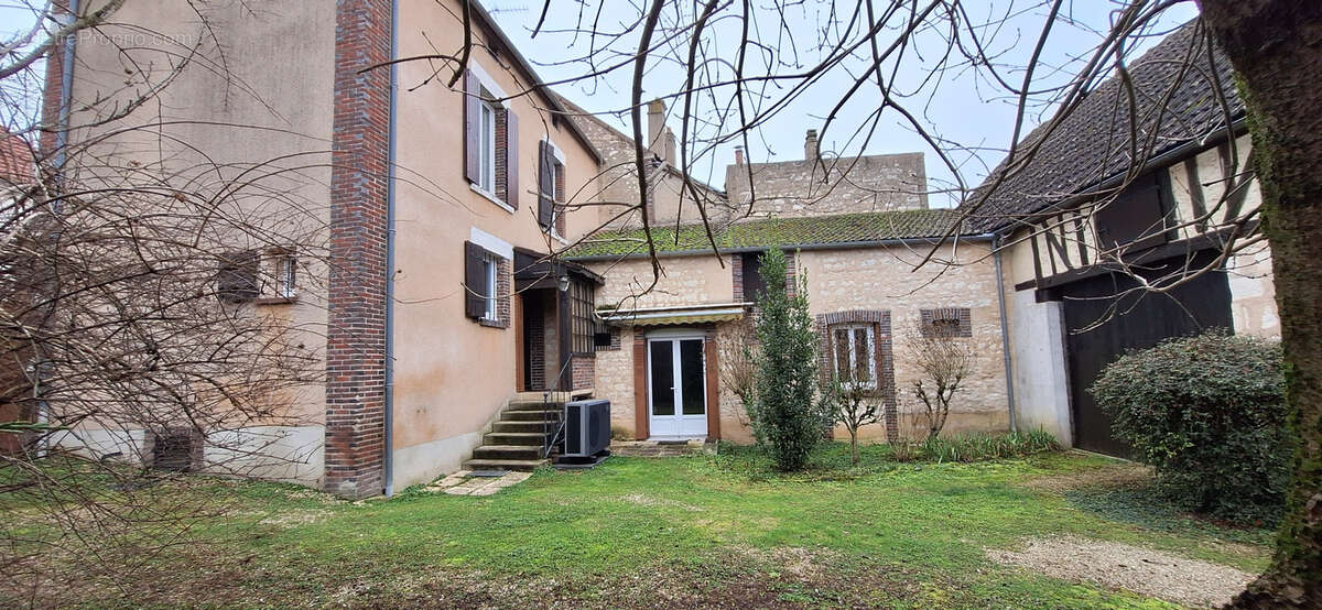 Maison à LAROCHE-SAINT-CYDROINE