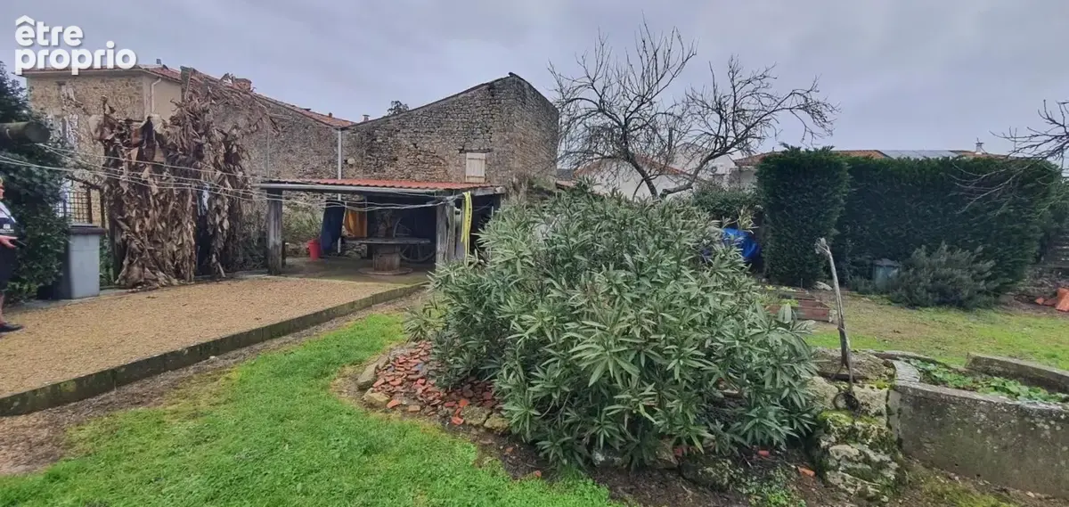 Moutier-sur-le-Lay maison en pierres de 170 m² sur terrain clos de 808 m² - photo 12
