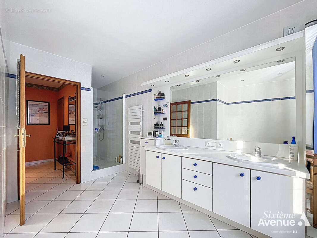 Maison de village de 240 m² utiles (5 chambres) + garage et appartement séparé de  69 m² (1 chambre) - photo 15