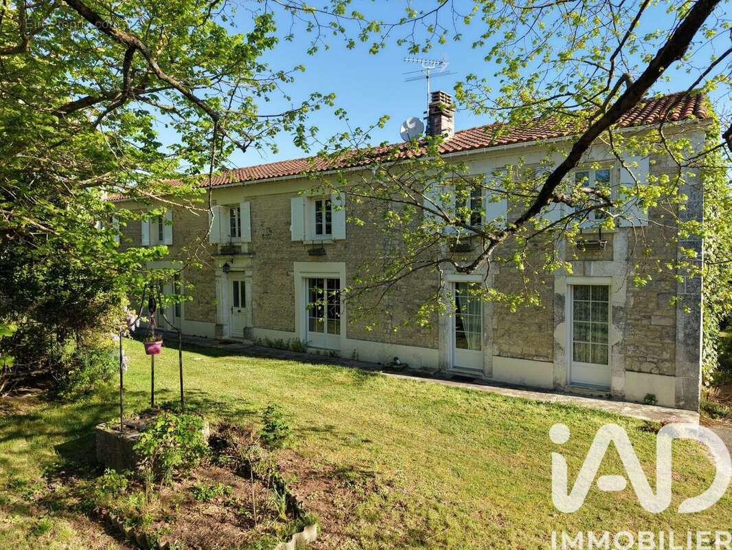 Photo 2 - Maison à CHAMPNIERS