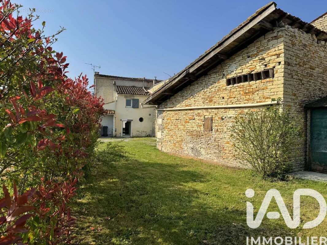 Maison 144 m² à Sansais  - photo 2