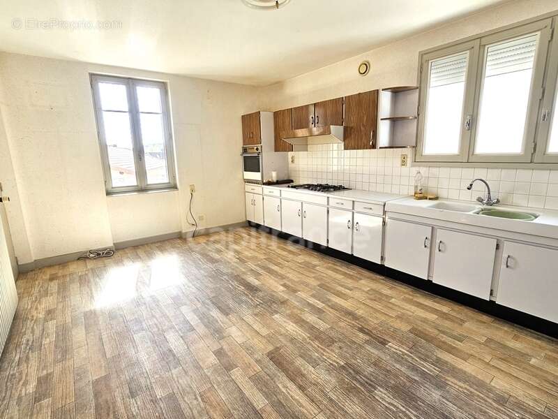 Maison à vendre 8 pièces avec sous-sol garage et dépendances et jardin de 1000 m² CHAMBOST LONGESSAIGNE (69) - photo 7