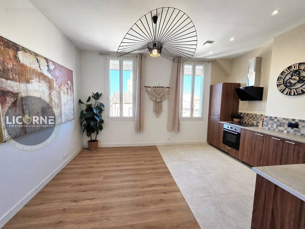 Pièce à vivre - Appartement à MARSEILLE-7E