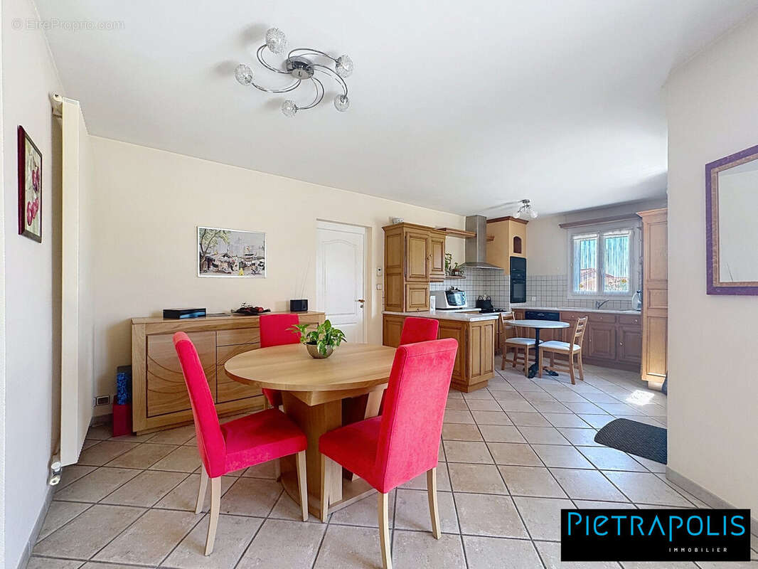 Maison 185 m² à Genilac  - photo 8