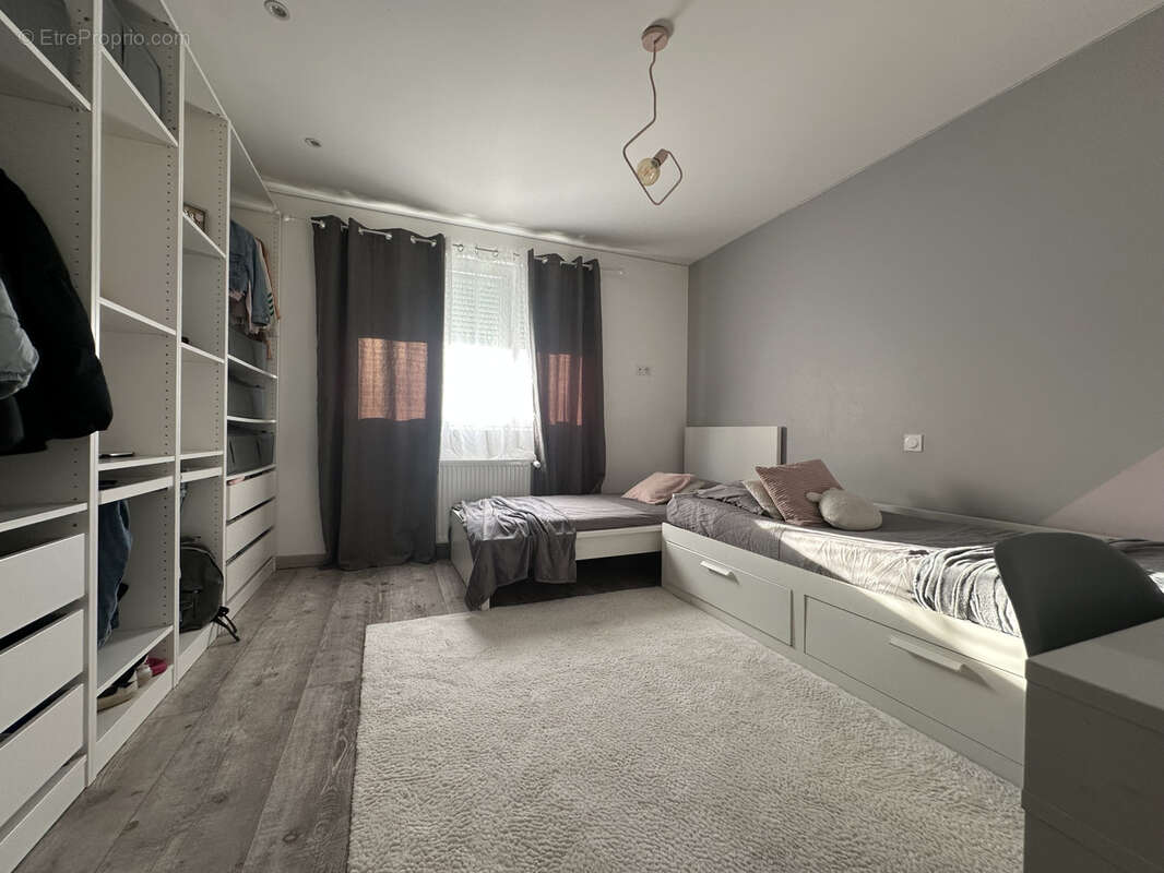 Maison à LE CHAMBON-FEUGEROLLES