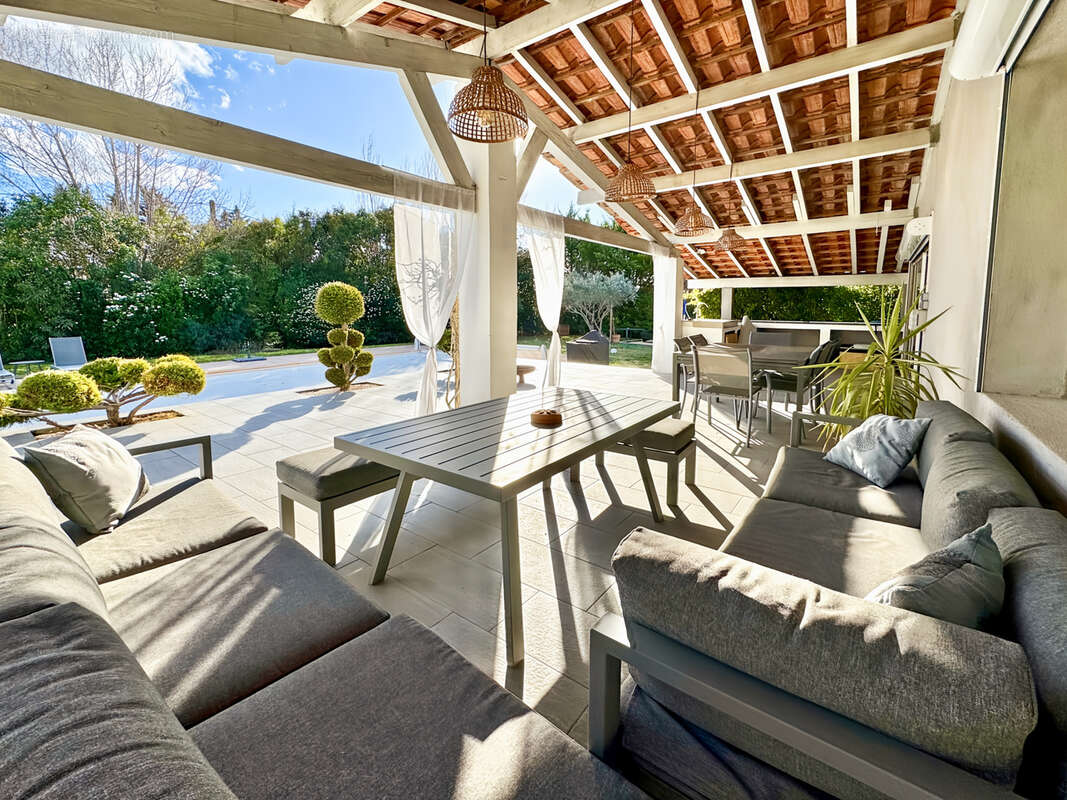 Éguilles   Belle propriété familiale avec dépendances, piscine et double garage. - photo 2