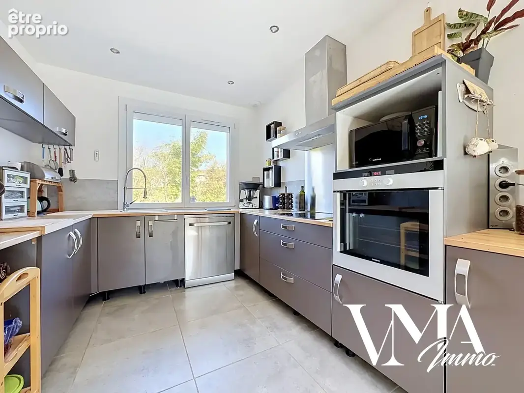 Val d'Oingt / Maison de 120m2 sur une parcelle de terrain de 920m2. - photo 8