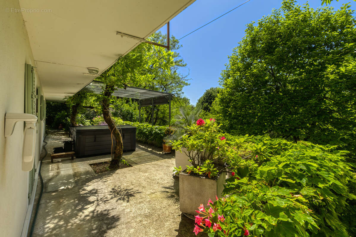 St Jean d'Arvey - Chambéry Savoie - Très belle maison de 6 pièces de 250 m2 - Terrain 3200 m2 - Vue luxuriante - photo 14