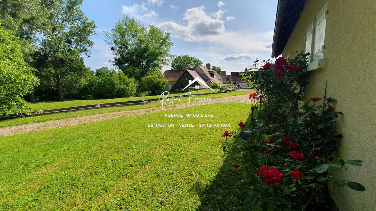 Maison à AZAY-LE-FERRON