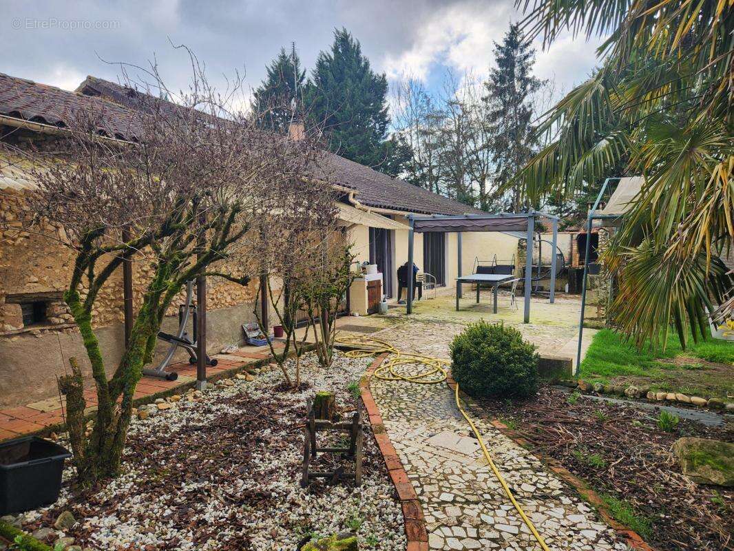 Maison à SAINT-LEON-SUR-L'ISLE