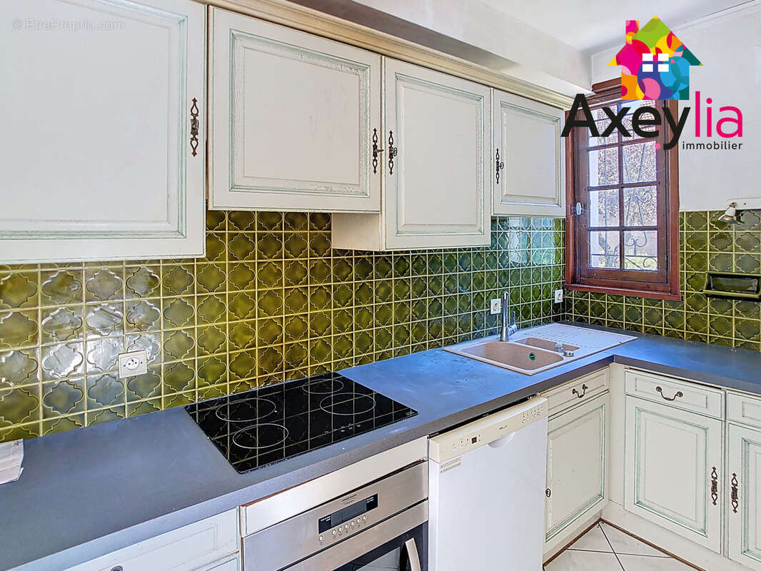 Maison à SAINT-CYR-DE-FAVIERES