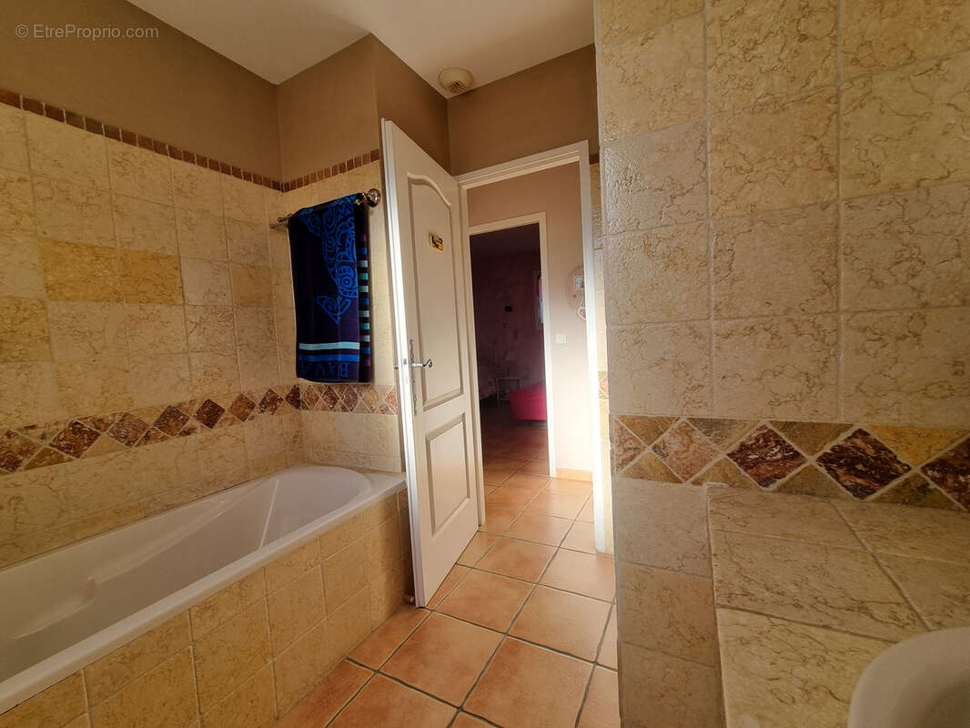 A Régusse Villa de plain-pied avec garage sur1074m2 - photo 9