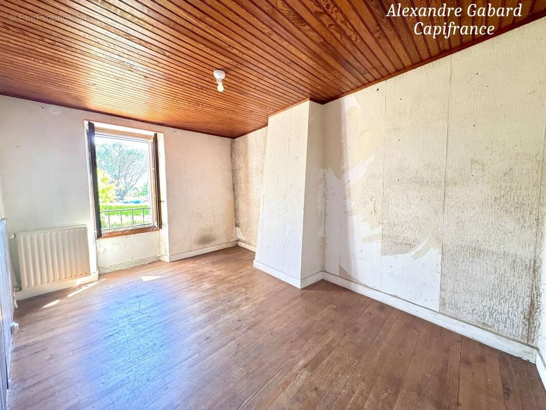 Maison en pierres - 3 chambres - Jardin - Dépendances et fort potentiel - photo 10
