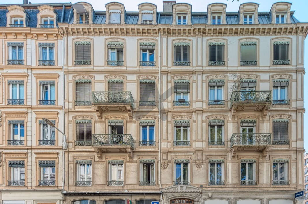 TÊTE D'OR / MASSÉNA  Appartement avec 3 chambres et un balcon en étage - photo 17