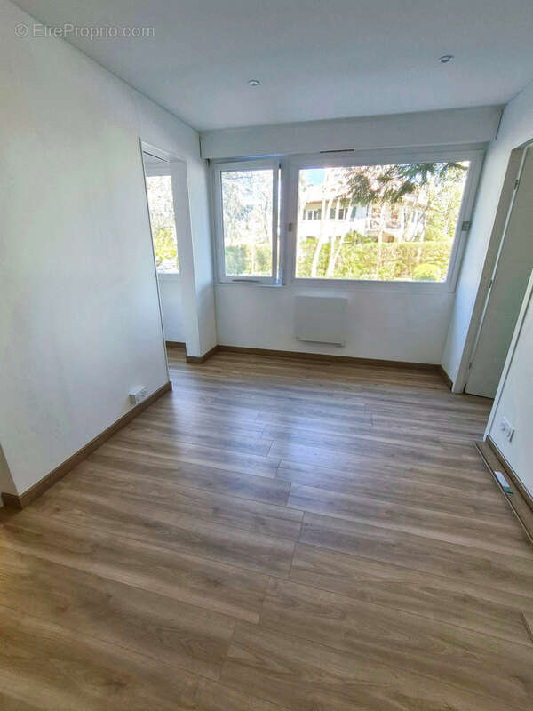 T2 entièrement rénové avec piscine et tennis. - photo 8