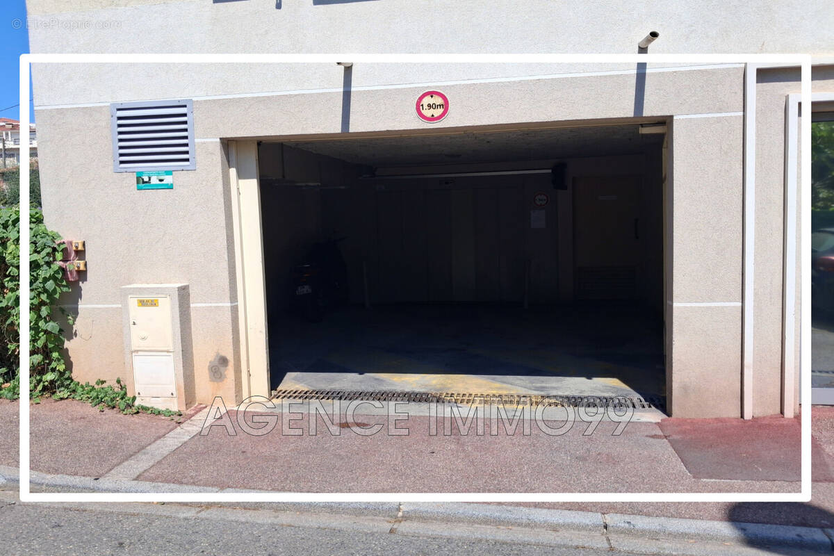 Parking à VALLAURIS