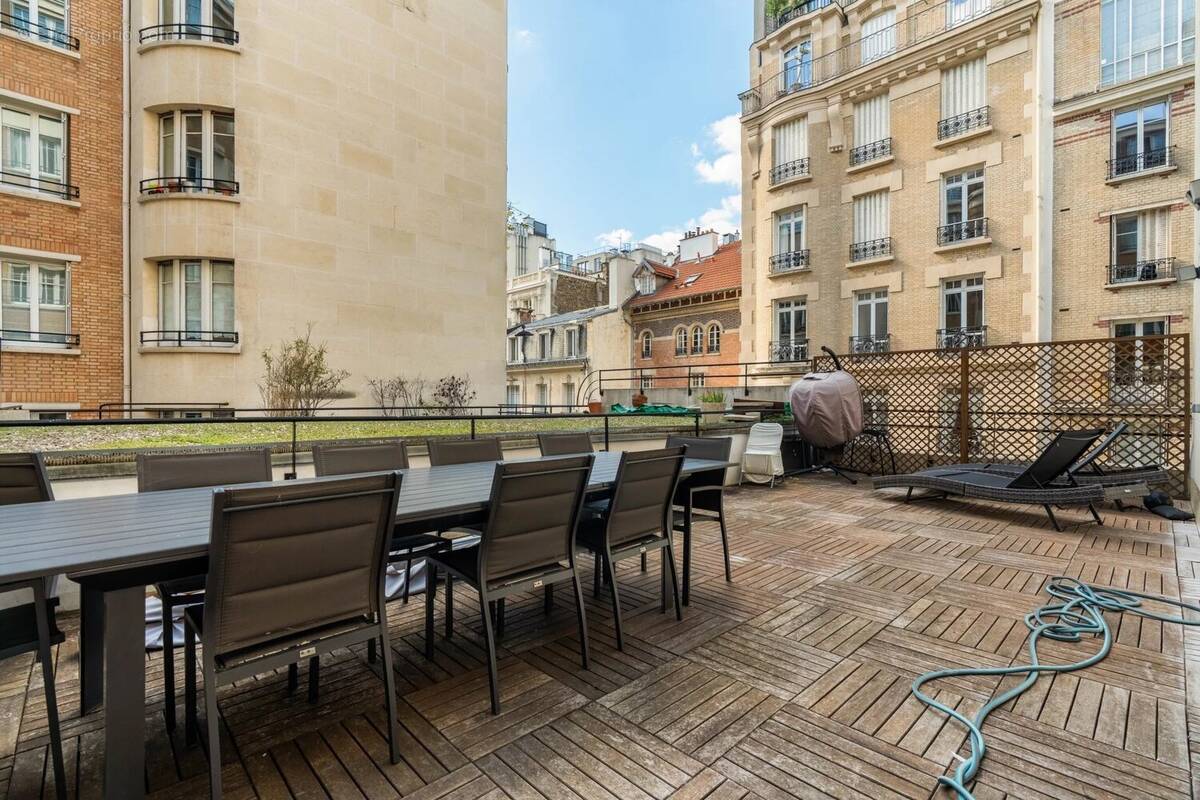 Appartement à PARIS-16E