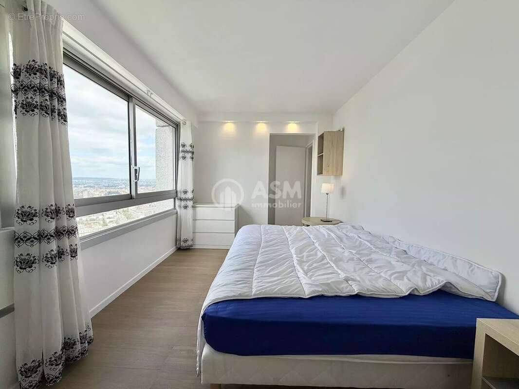 Appartement à COURBEVOIE