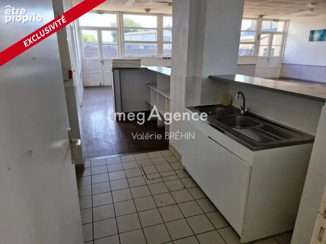 Hambers. Salle de 340 M² environ avec terrain et parking public - photo 5