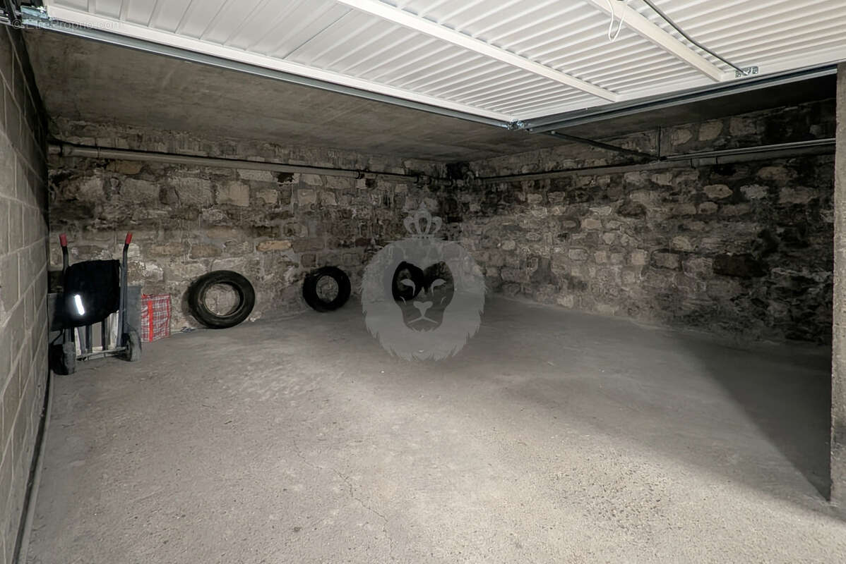 Parking à SAINT-MAUR-DES-FOSSES