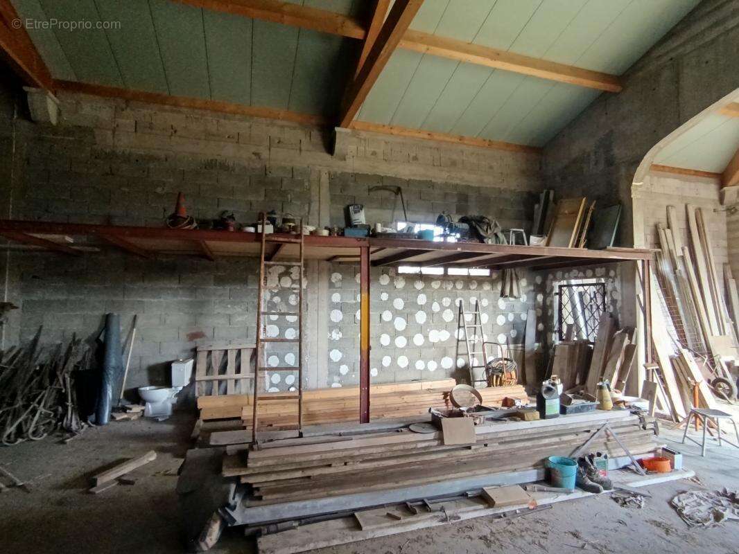 Bâtiment 300 M2 sur 3000 m2 de terrain . divisé en 2 lots - photo 2