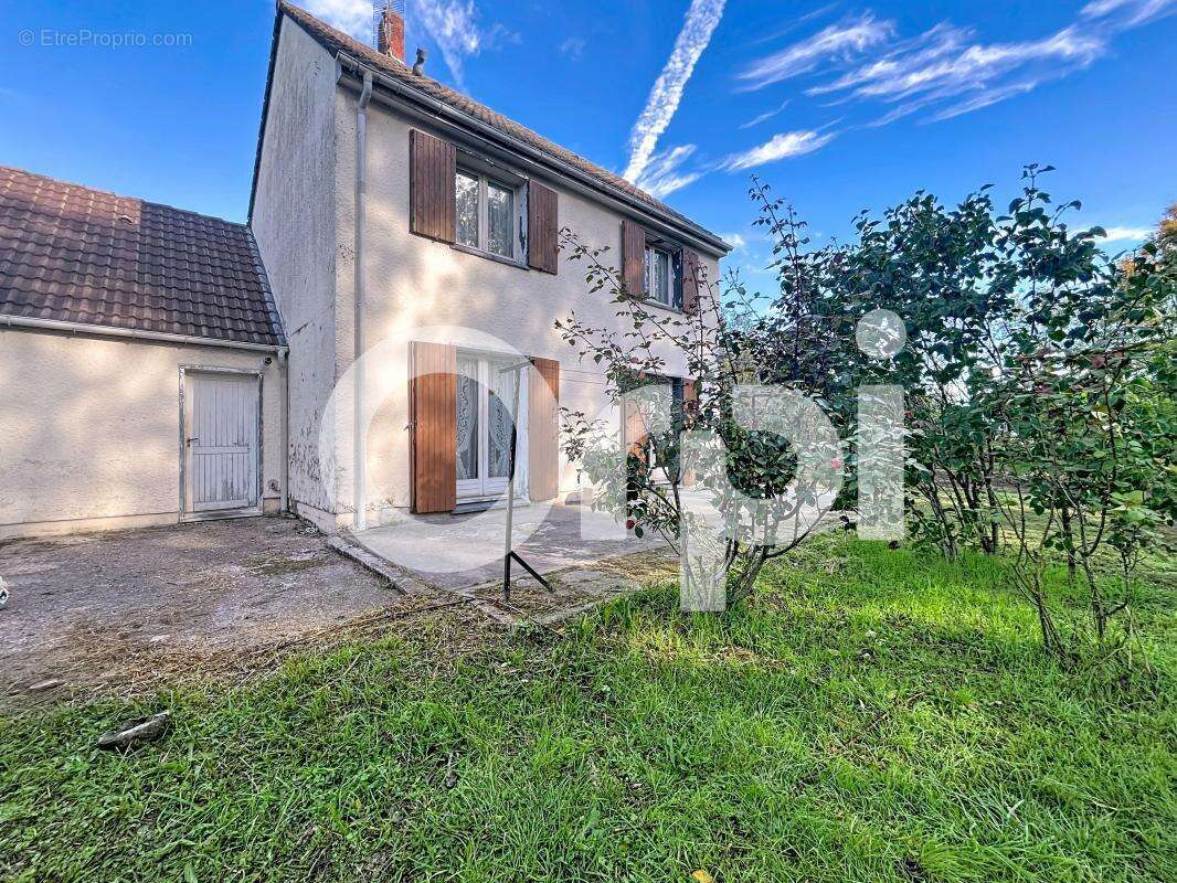 Maison à SAINT-PANTALEON-DE-LARCHE