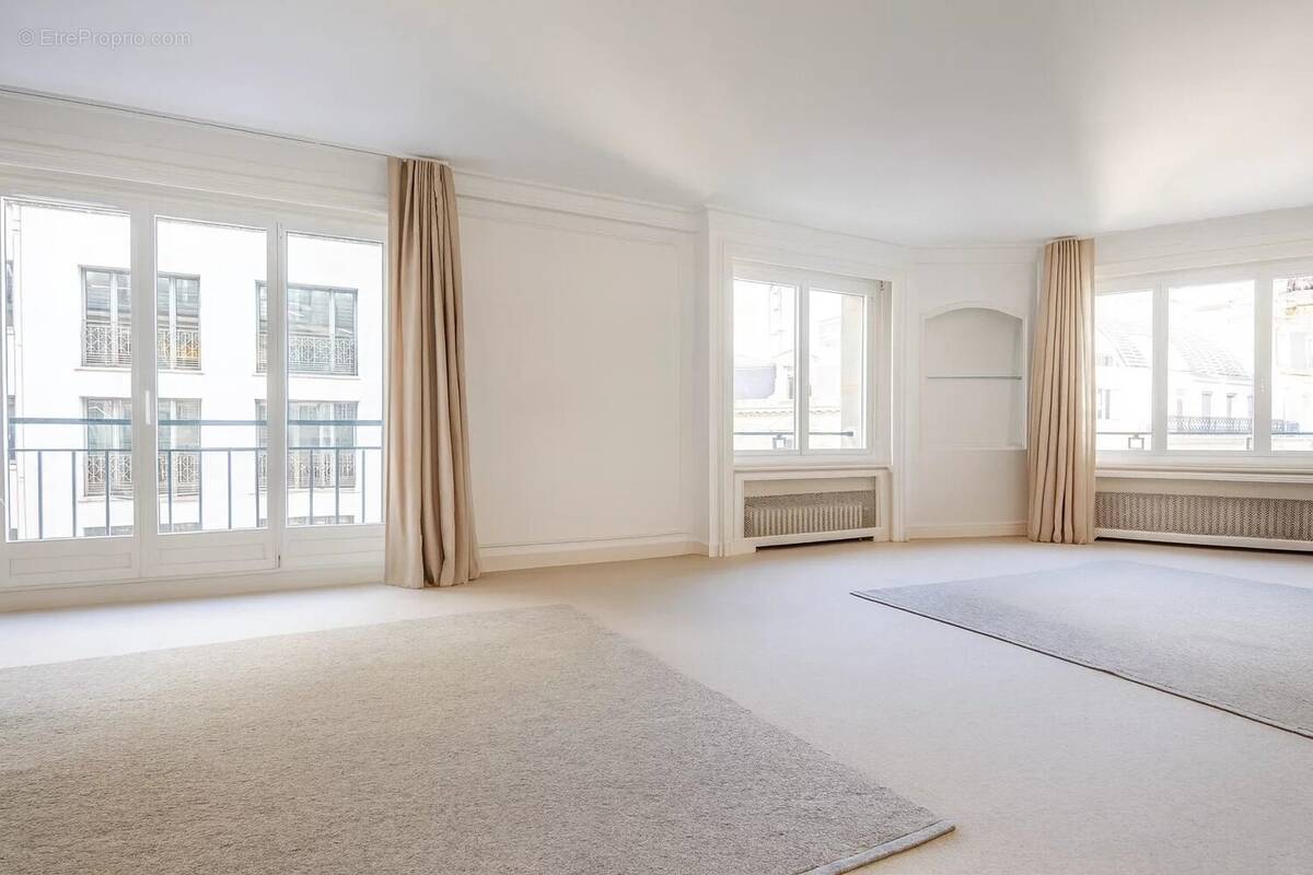 Appartement à PARIS-8E