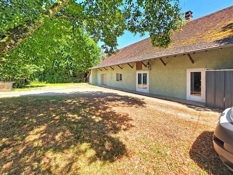 Maison en pierre rénovée avec dépendances –  Terrain de 2 200 m² - photo 15