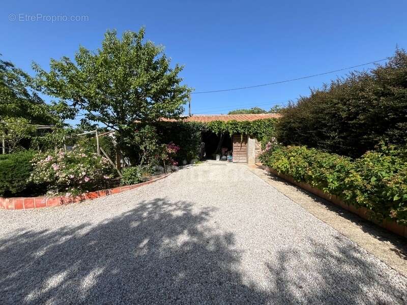 Propriété avec dépendances au coeur d’un jardin paysager– 230 m² habitables – À 10 min des plages des Sables-d'Olonne - photo 12