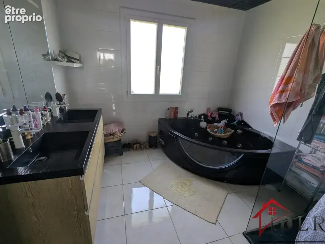 Pavillon sans mitoyenneté sur 1440 m2 à Oyriers - photo 7