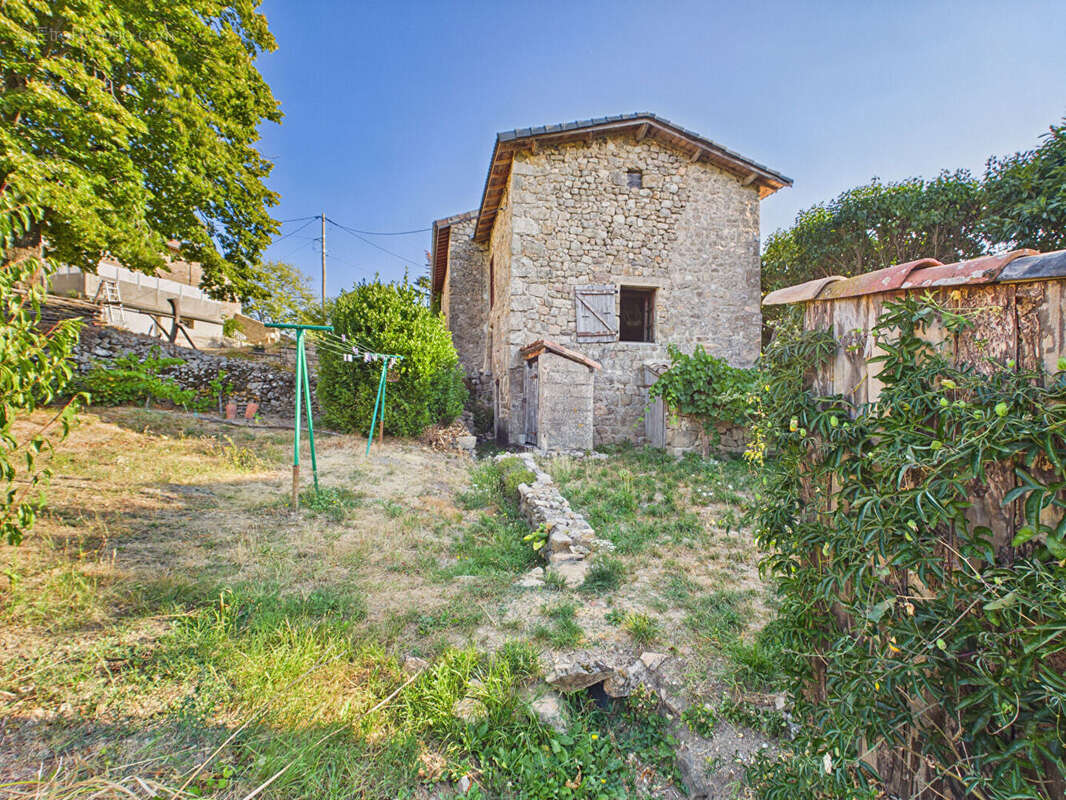 Maison au coeur d'un hameau avec dépendance et vaste terrain à Desaignes - photo 13