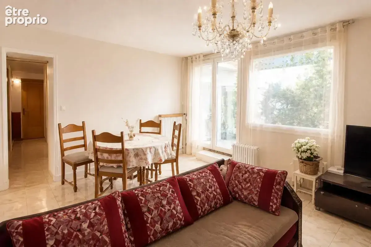 Comme une maison – 4 chambres, jardinet privatif & box – - photo 5