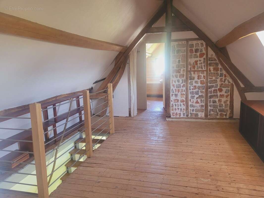 Vends maison ancienne avec pièce paliére à Villettes
