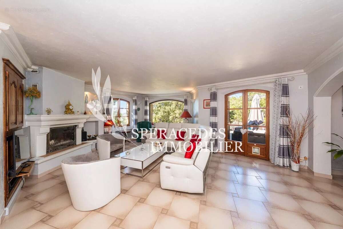 Maison à SAINT-CEZAIRE-SUR-SIAGNE