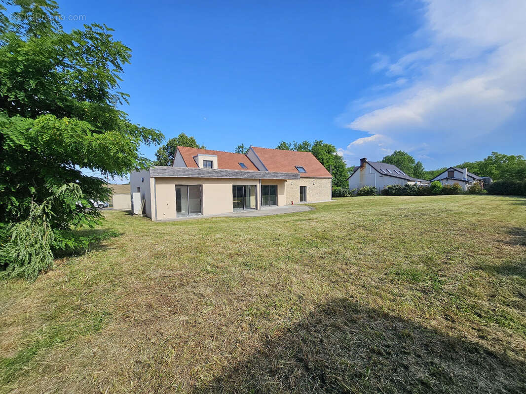 Maison à CREUZIER-LE-VIEUX
