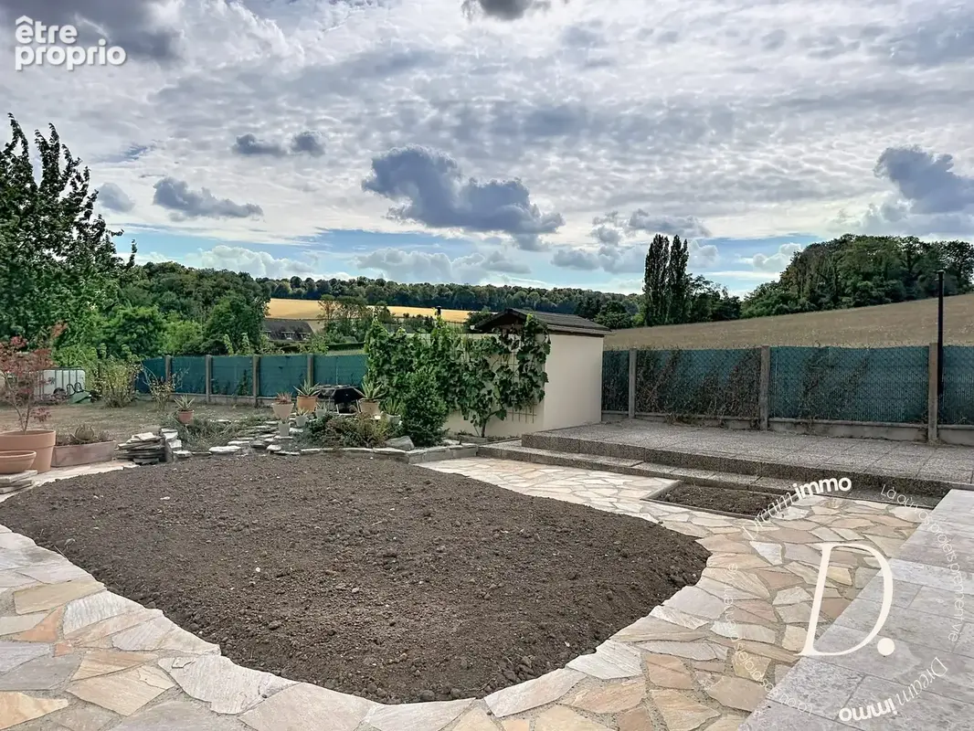 Vue campagne, au calme. Terrasse.