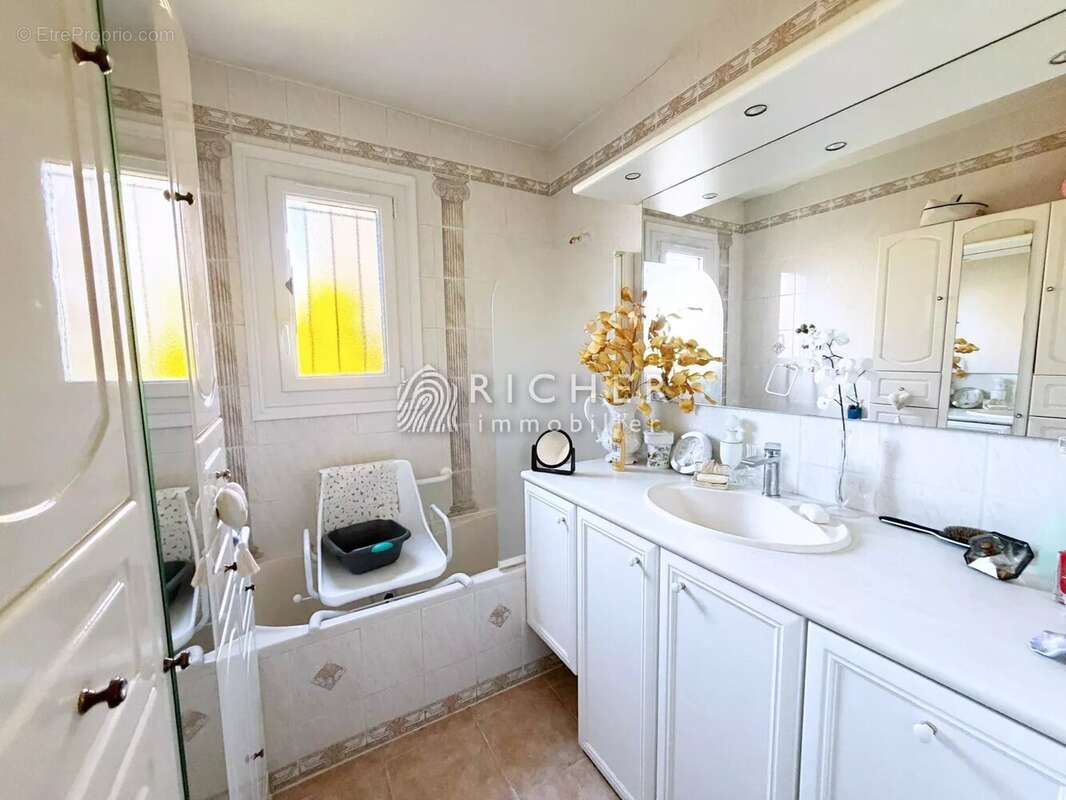 Appartement à VALLAURIS