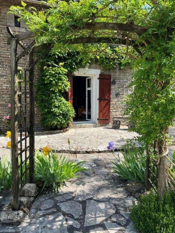 Charmante Maison en Pierre dans un Village Tranquille – Idéale comme Résidence Secondaire - photo 22