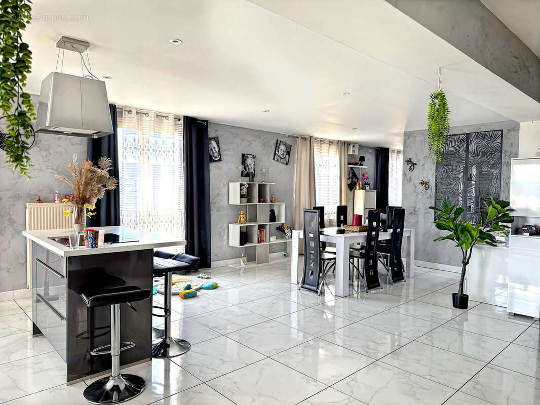 Maison à SAINT-MARTIN-LA-SAUVETE