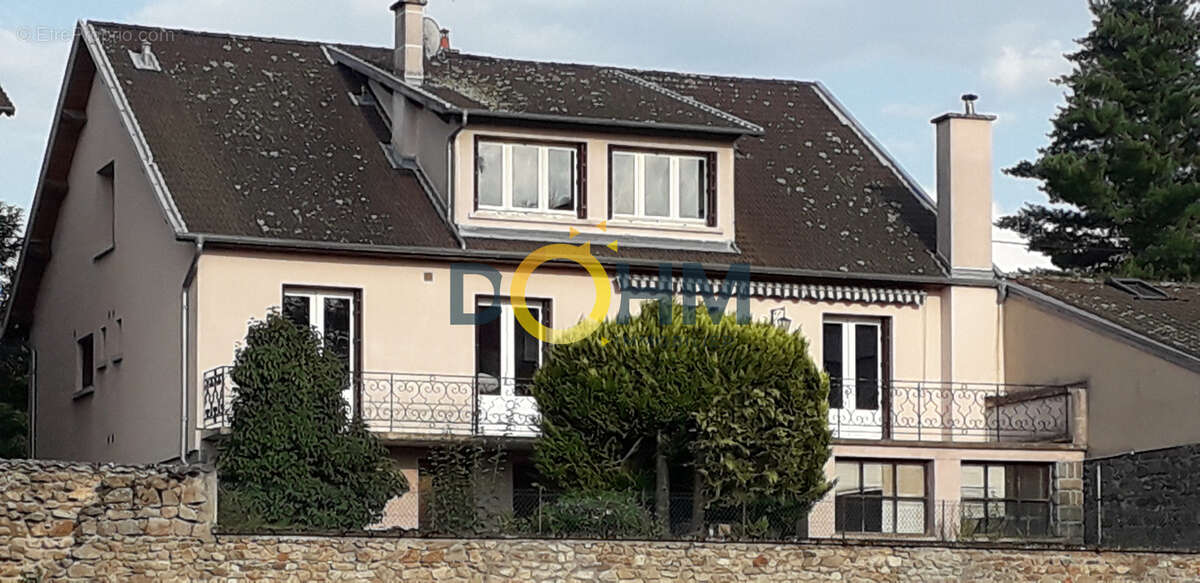 A vendre ambert proche centre grande maison familiale avec garage et jardin - photo 2