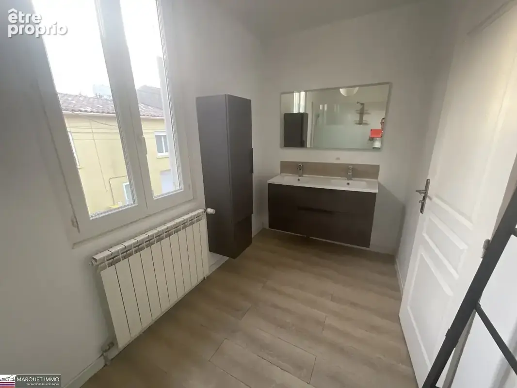 Villa T6 de 110 m²  vous invite à poser vos valises dans un cadre alliant charme et fonctionnalité sur 145 m² de terrain clos et - photo 13