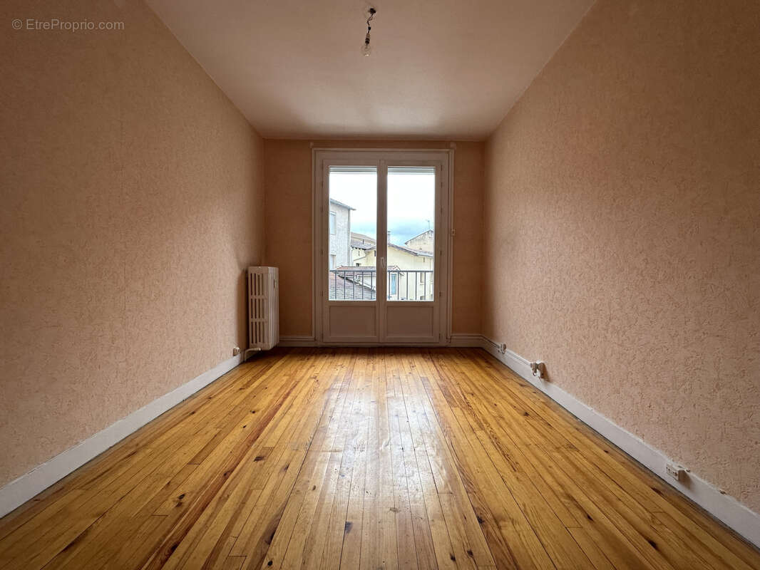 Appartement à LE CHAMBON-FEUGEROLLES