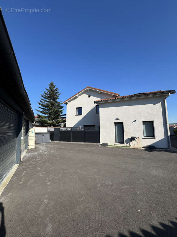 Maison à VEAUCHE