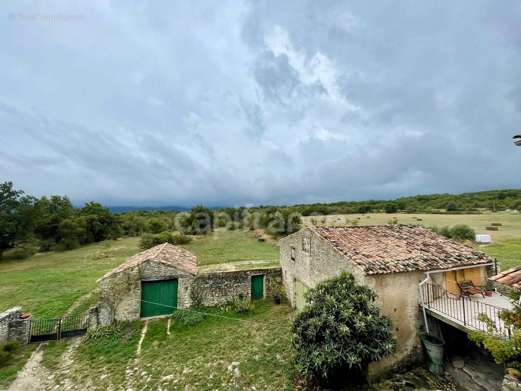 A vendre Bâtisse en pierre rénovée de 235 m² habitables et ses dépendances de 300 m2 - Terrain de 100 000,00 m² - photo 2