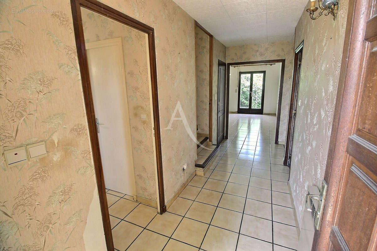 Maison familiale à fort potentiel développant 142 m²  avec 5 chambres sur terrain 3 faces au calme - photo 4