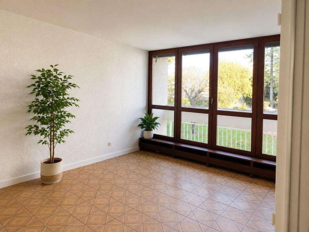  T3 lumineux de 85 m² avec balcon – À deux pas du centre de Gréoux-les-Bains - photo 2