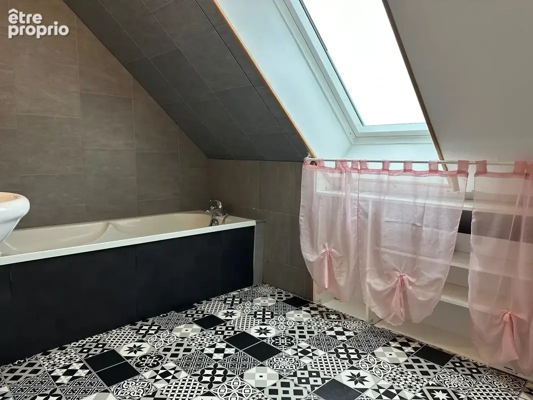 Maison familiale de 110 m² avec jardin arboré à Écommoy - photo 12