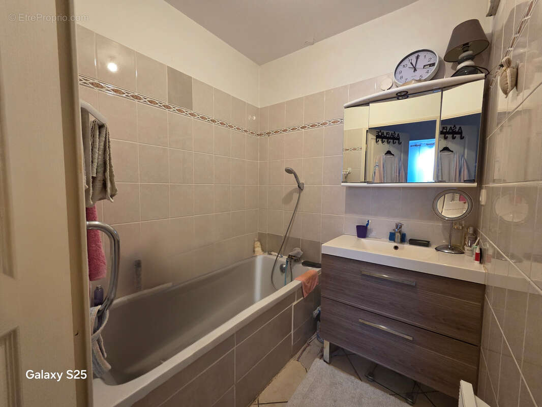 Appartement à SOLLIES-PONT